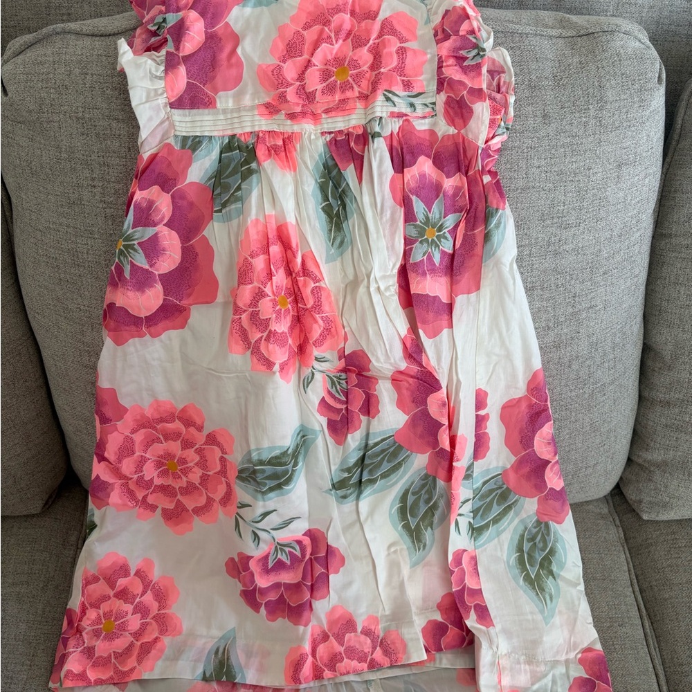 Floral white dress with zipper at the back with pretty details